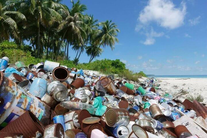 śmieci na plaży